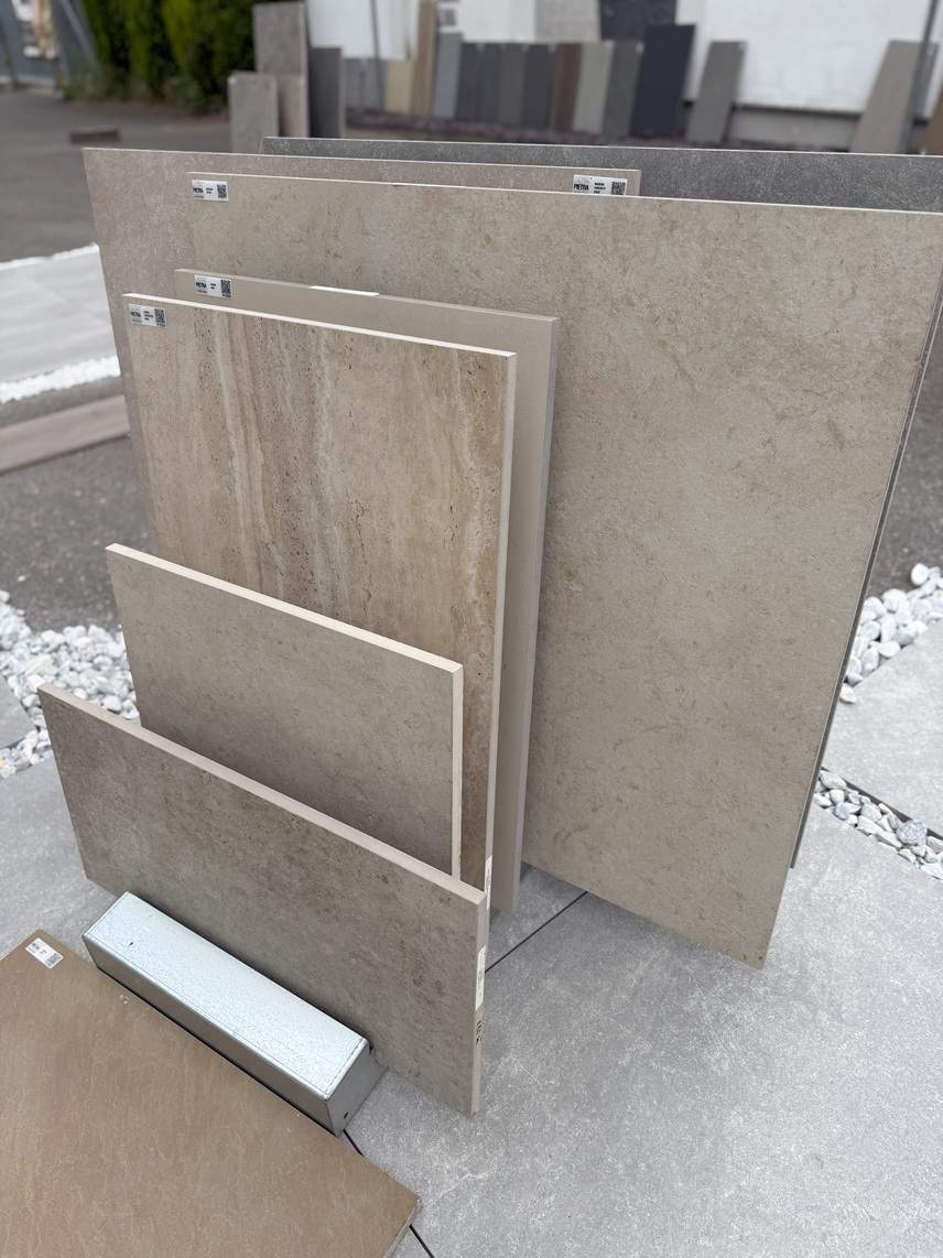 salon z tarasami poznan płytki naśladujące kamień naturalny trawertyn.jpg